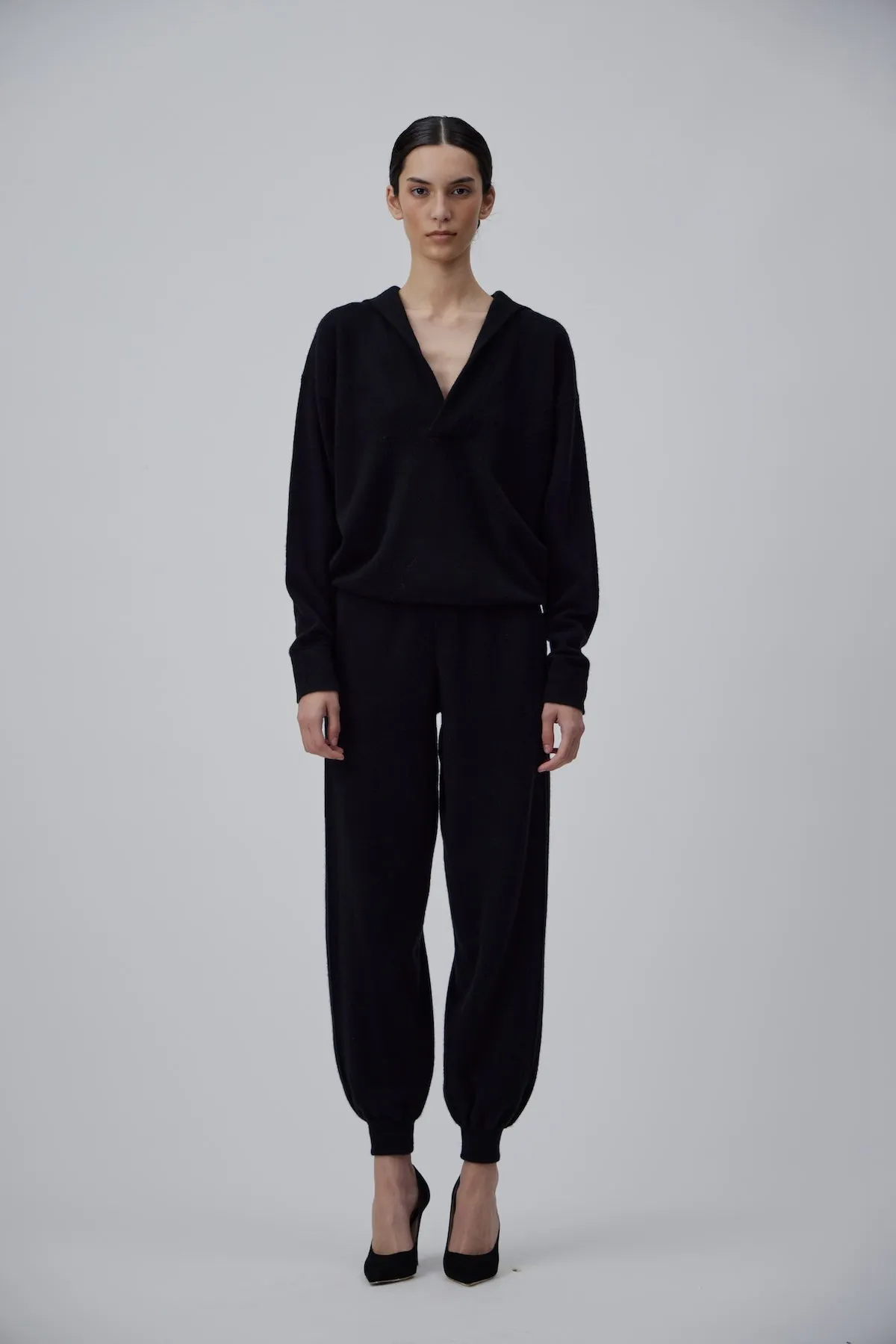 CASHMERE JOGGER PANTS IN GLOSSY BLACK